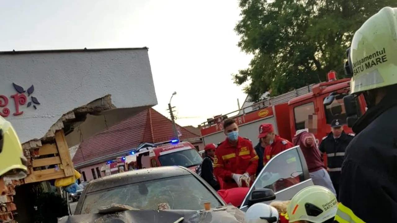 O femeie a fost ucisă în Satu Mare după ce un șofer de BMW a intrat cu mașina într-o florărie! Imagini cu IMPACT EMOȚIONAL