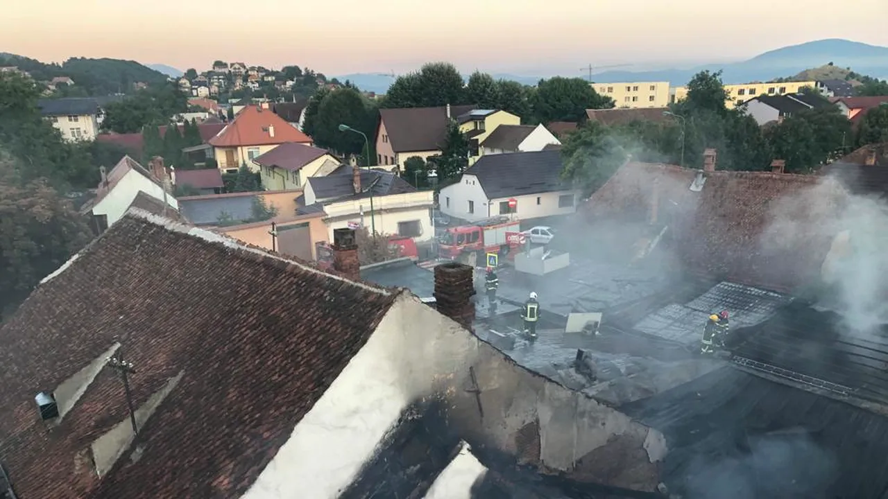 Incendiu puternic în Brașov. Un restaurant frecventat de mulți clienți a ars din temelii (Galerie FOTO)
