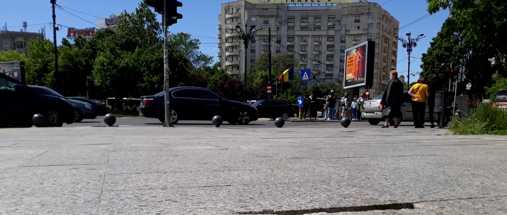 Lucrare făcută în bătaie de joc. La doi ani de la „reabilitare”, trecătorii se împiedică de plăcile montate pe trotuarul de la Piața Unirii | FOTO - VIDEO