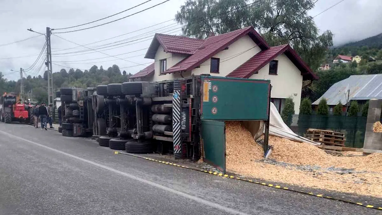 Doi copii aflați în cabina unui TIR, condus de tatăl lor, au fost răniți după ce autocamionul s-a răsturnat pe un drum din Bistrița-Năsăud