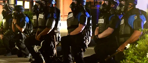GEORGE FLOYD. Polițiștii îngenuchează în semn de solidaritate cu protestatarii George Floyd
