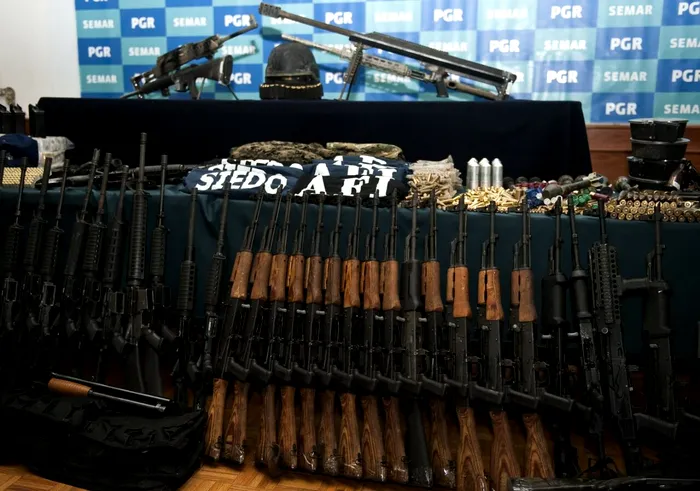 Arme și muniție confiscate de autoritățile mexicane. Acestea au aparținut cartelului mexican „Los Zetas”. Sursa Foto: Profimedia 