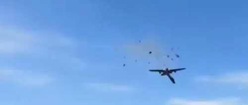 VIDEO - Două avioane s-au ciocnit în aer în timpul unui spectacol aerian, în Texas / Unul dintre aparate s-a făcut scrum