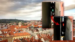 Cea mai îngustă stradă din Europa. Are o lățime mai mică de 50 de centimetri, iar turiștii stau la semafor ca să o traverseze