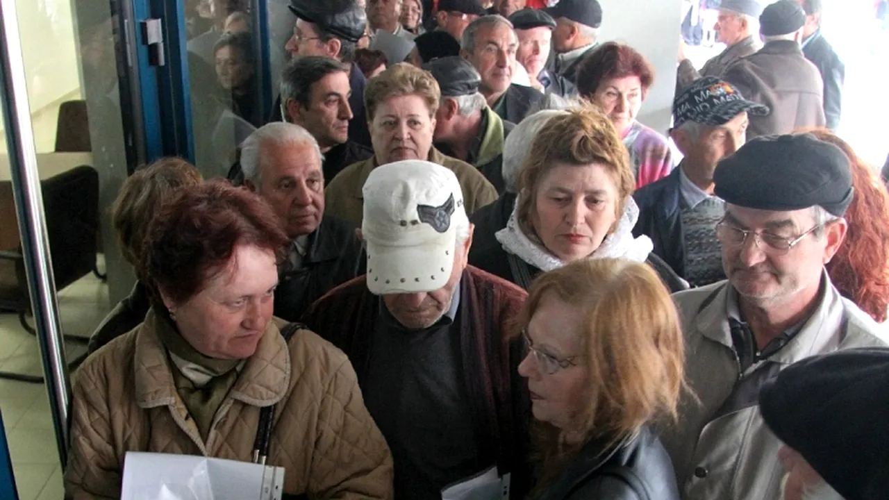 Zeci de pensionari, înșelați de o casieră a CAR. 