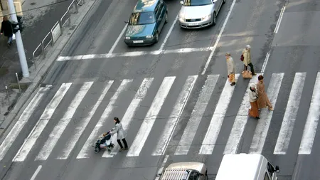 Chestionare auto. Aveți obligația de a opri imediat autovehiculul la semnalele adresate de: