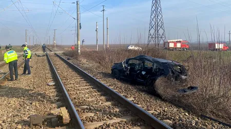 Mașină lovită de tren, în județul Vrancea. Șoferul a murit, iar o fetiță de 5 ani a fost rănită