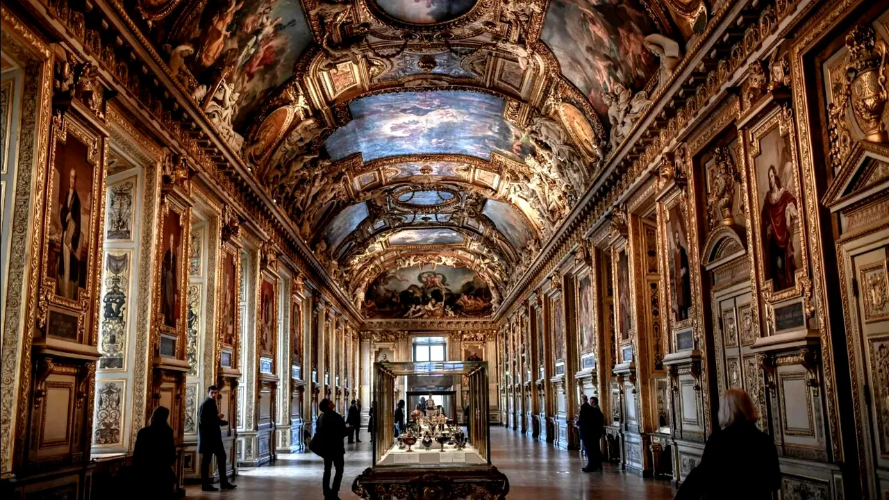 Muzeul Luvru din Paris este atras într-un nou scandal. Angajații amenință cu o săptămână de grevă. Ce probleme reclamă