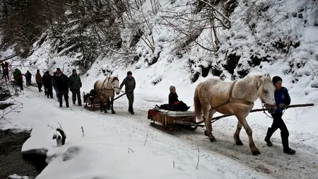 În februarie 2015, într-o școală din România, copiii învață la lumânare. Cine este omul care le aduce lumina