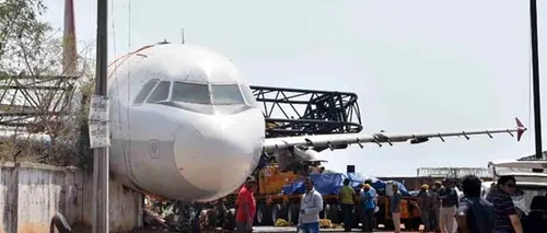 Imagini incredibile. Mai mulți muncitori, la un pas de moarte după ce un avion suspendat de o macara s-a prăbușit în fața lor