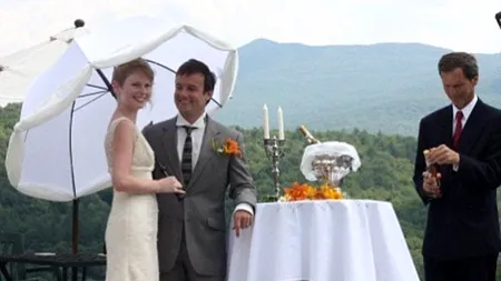 FABULOASA POVESTE a cuplului care a făcut 22 de nunți în tot atâtea locuri. GALERIE FOTO