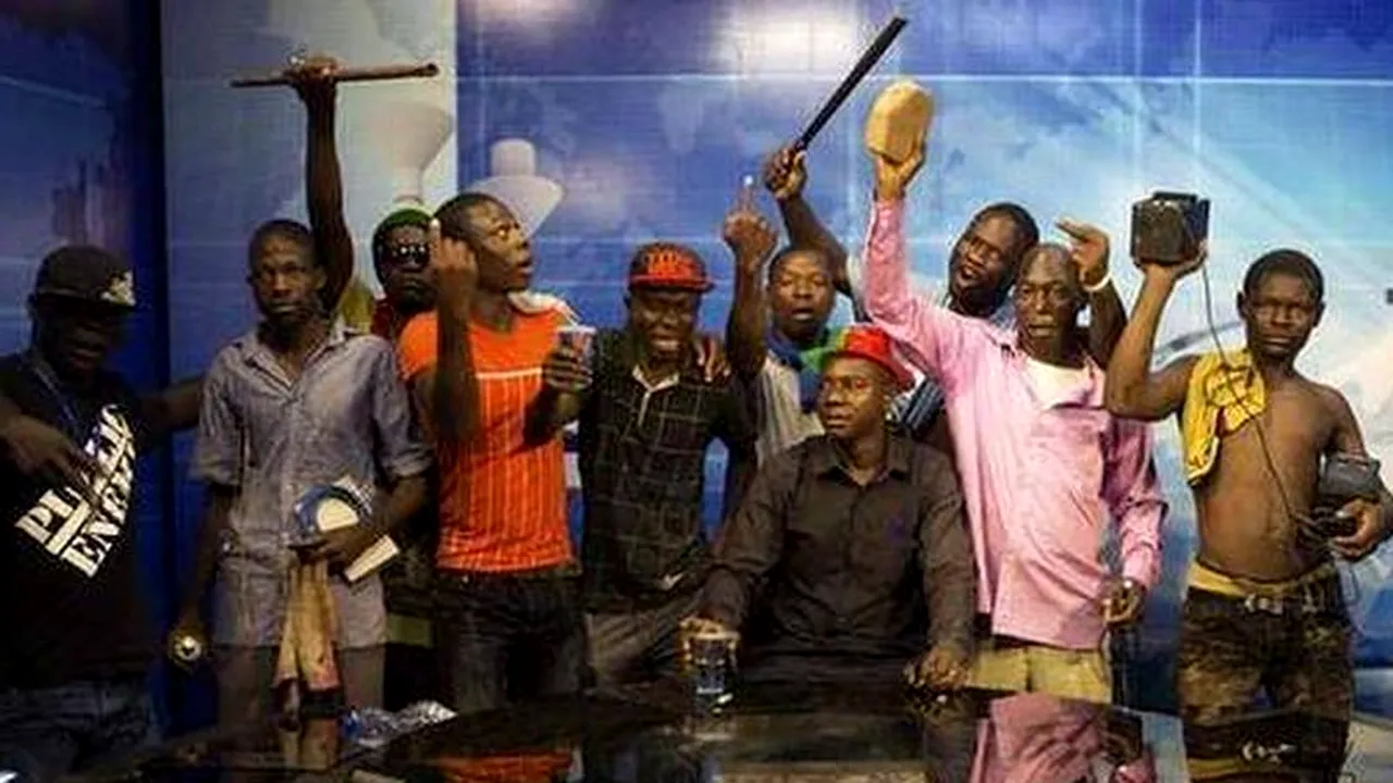 Imagini dramatice din Burkina Faso. Protestatarii au dat foc Parlamentului și au preluat controlul televiziunii de stat