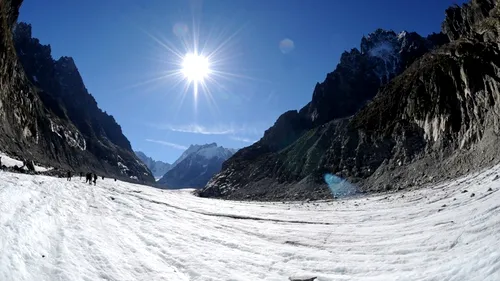 Pietre prețioase în valoare de câteva sute de mii de euro, descoperite de un alpinist pe Mont-Blanc