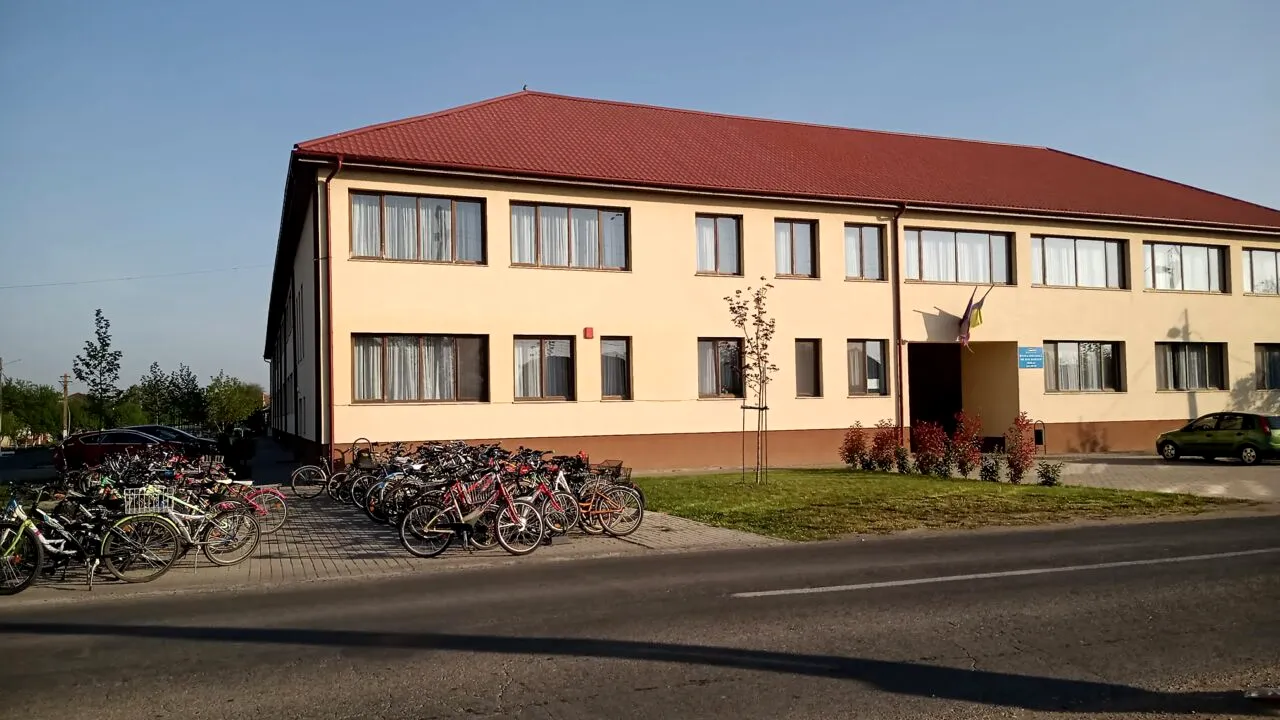 Sute de BICICLETE, parcate în curtea școlii dintr-o comună din România. Cum i-au încurajat autoritățile pe părinți să renunțe la mașini