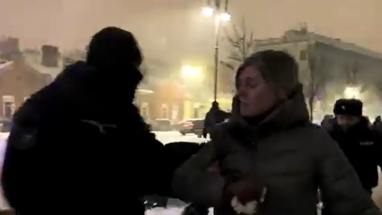 Zeci de persoane care îi aduceau un omagiu lui Navalnîi au fost REȚINUTE și băgate de mascați în dube, în marile orașe ale Rusiei