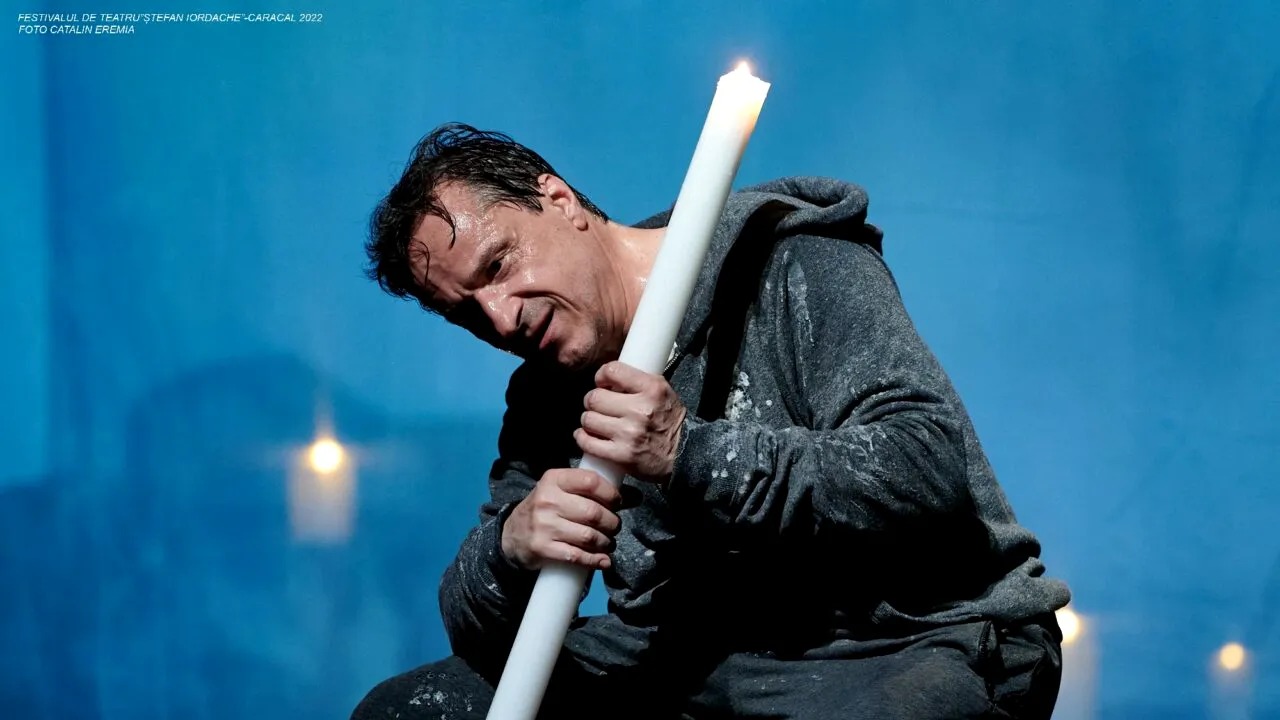 GALERIE FOTO | Festivalul de Teatru Ștefan Iordache. Claudiu Bleonț, regal actoricesc. Ca la Facerea Lumii, cu lumânarea în mână, Paracliserul caută calea, adevărul și viața