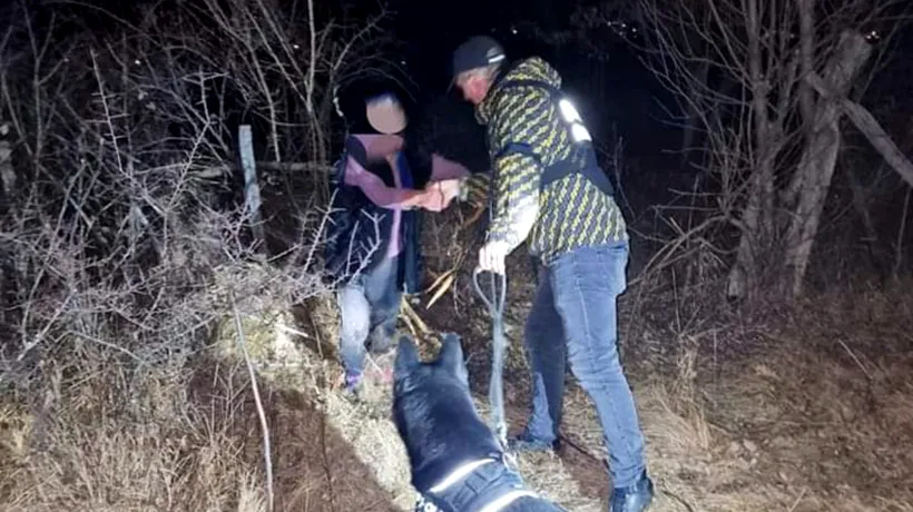 Bătrână rătăcită în pădure, găsită cu ajutorul unui CÂINE DRESAT în Gorj. Animalul nu este la prima acțiune încheiată cu succes