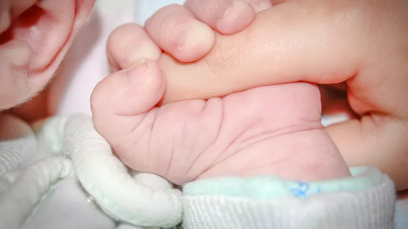 Un bebeluș de doar două luni a murit în agonie, după ce medicii au uitat un ac în corpul său