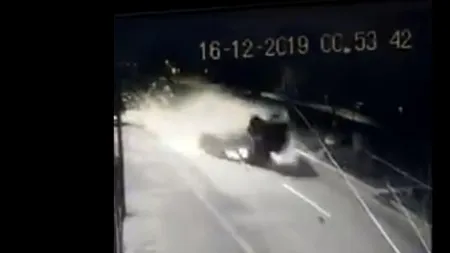 Un șofer care a căzut din mașina cu care s-a răsturnat în Craiova, a fost filmat când își căuta pantofii
