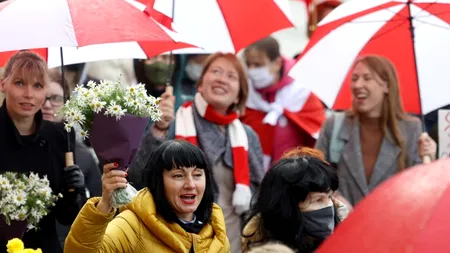 Sute de femei protestează în Belarus împotriva lui Aleksandr Lukașenko. Manifestația, cu o zi înaintea expirării ultimatumului dat de Svetlana Tihanovskaia