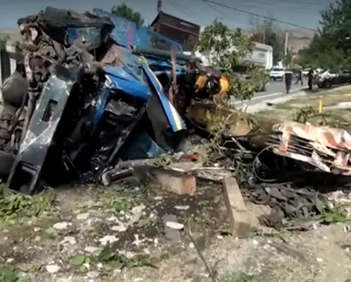Doi bărbați au sărit dintr-un camion de 38 de tone scăpat de sub control ca să se salveze, în Iași. Au ajuns în stare gravă la spital