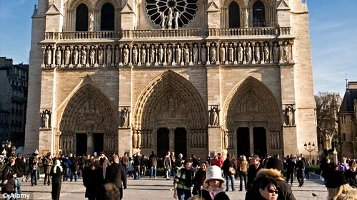 Esplanada din fața catedralei Notre-Dame din Paris a fost redeschisă publicului