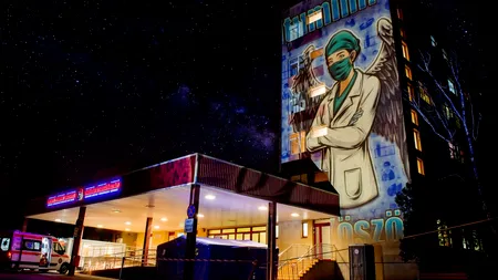 Imagini emoționante cu medici din prima linie au fost proiectate pe mai multe clădiri din Satu Mare / GALERIE FOTO