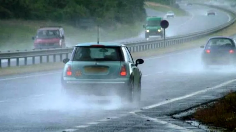 Trafic îngreunat pe A2 din cauza numărului mare de mașini și a ploii torențiale. Plouă și pe A1