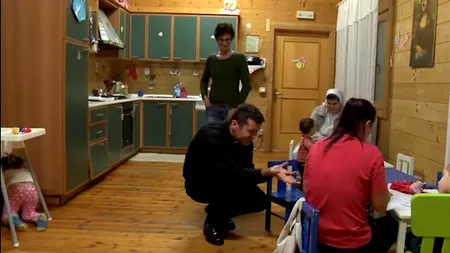 Omul care le aduce bucuria Singurenilor. „Dumnezeu nu este atât de serios pe cât unii preoți încearcă să-l facă