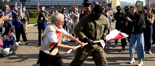 Unul dintre cei mai cunoscuți protestatari din Belarus a fost arestat de autorități! Femeia de 73 de ani, o veterană a activismului. Imagini șocante - VIDEO