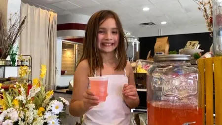 Dorința de a trăi a îndemnat o fetiță de 7 ani să vândă limonadă pentru a strânge 75.000 de dolari.  Micuța are numeroase malformații cerebrale