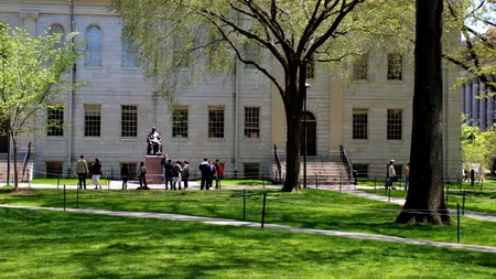 Scandal de proporții la Harvard: 125 de studenți riscă să  fie exmatriculați pentru că ar fi copiat la un examen de politologie