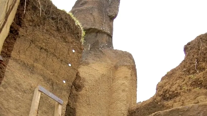 GALERIE FOTO: Două dintre statuile de pe Insula Paștelui, DEZGROPATE COMPLET de arheologi