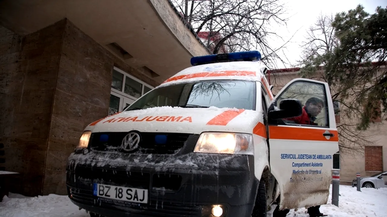 Un tânăr s-a accidentat la un concurs de snowboard extrem în Masivul Ostea, fiind dus la spital
