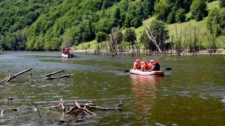 La un pas de tragedie: Opt persoane care curățau lacul unui baraj au fost salvate, după ce barca s-a spart - FOTO