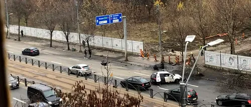 FOTO | Accident în București. Două mașini s-au ciocnit și, în urma impactului, au rupt doi copaci