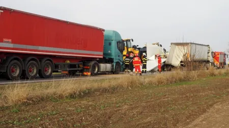 Un bărbat a murit, la ieșire din Alexandria,  după ce mașina în care se afla a fost strivită de doi șoferi de TIR