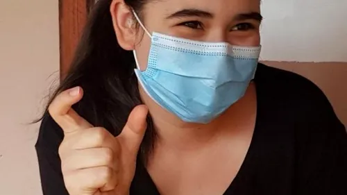 Ariana, fetița de 12 ani care a decis să se interneze la spital pentru a nu-și infecta mama vulnerabilă cu coronavirus, s-a vindecat: „Am suferit puţin, dar am procedat corect”