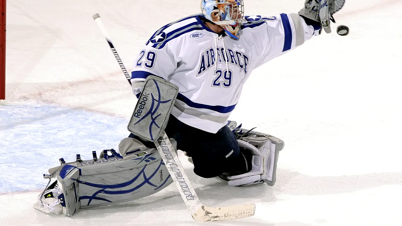 Un celebru fost portar de fotbal a apărat două lovituri de departajare la debutul său în poarta de hochei | VIDEO