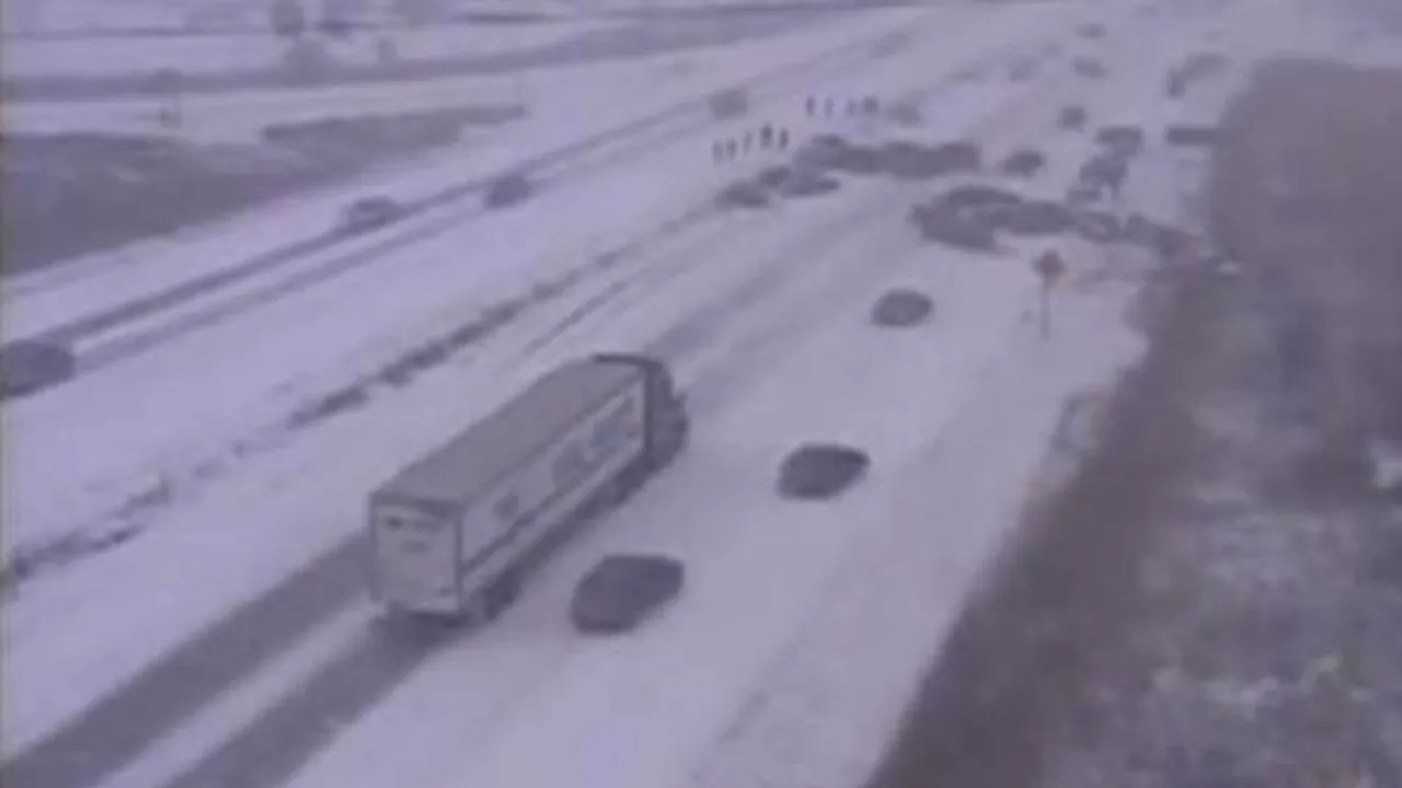 Accident în lanț pe A2. 20 de mașini implicate, o persoană a rămas încarcerată