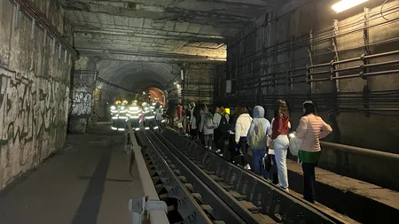 FOTO | Aproape 300 de călători evacuați prin tunel, după o defecțiune la garnitura de metrou, între stațiile Basarab și Grivița