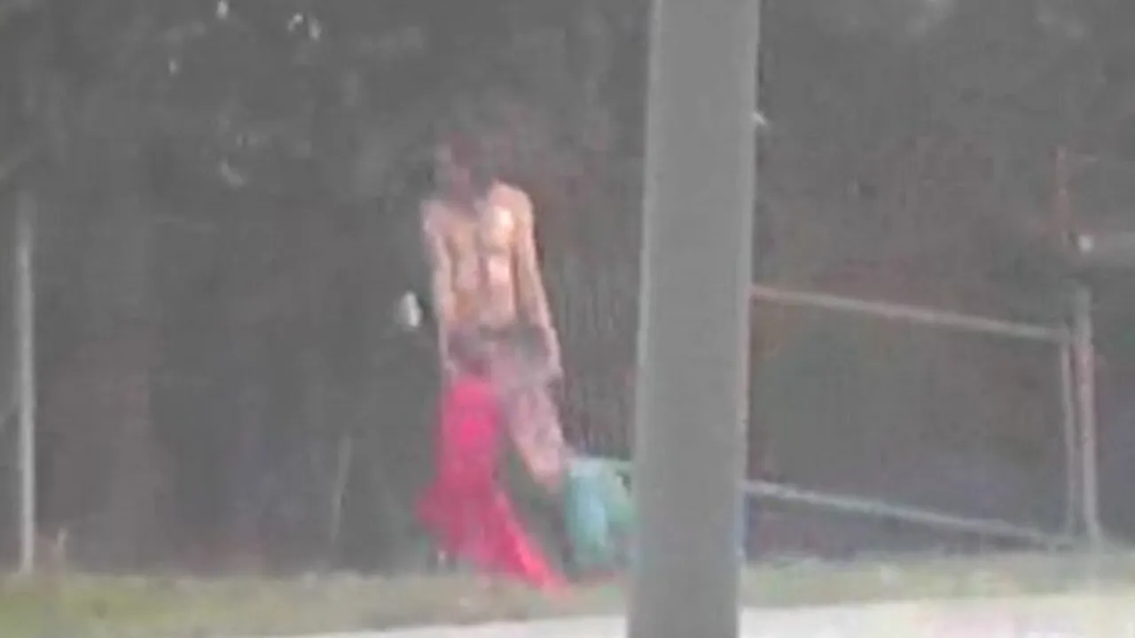 Poliția, chemată după ce un bărbat a fost văzut trăgând după el o „femeie topless