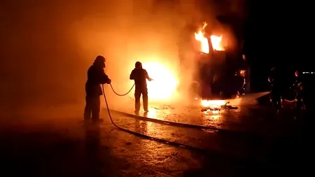GÂNDUL LIVE. Incendiu puternic lângă Craiova. Două capete de tractor și remorcile acestora au ars în proporție de 90%