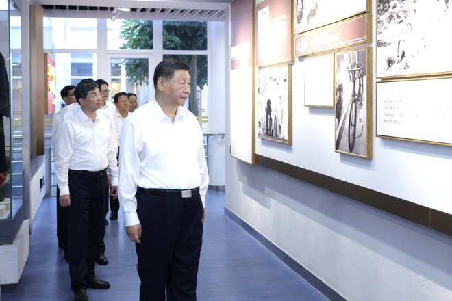 Xi Jinping vizitează un memorial din Dongshan, provincia Fuijan. Sursa Foto: Profimedia 