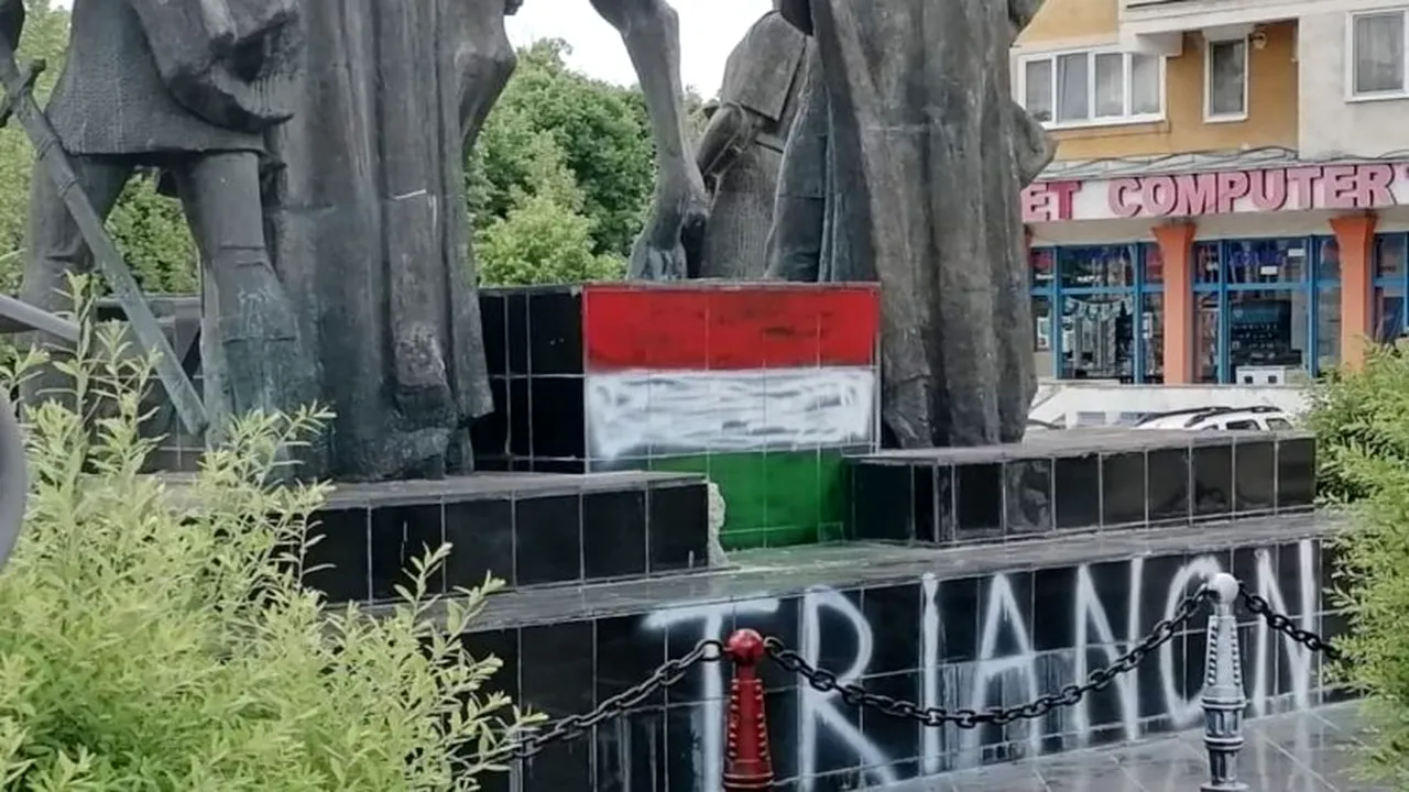 Statuia lui Mihai Viteazul din Sfântu Gheorghe a fost vopsită în culorile Ungariei