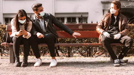 PANDEMIE. Specialiștii avertizează: Tot mai mulți tineri sunt diagnosticați cu COVID-19