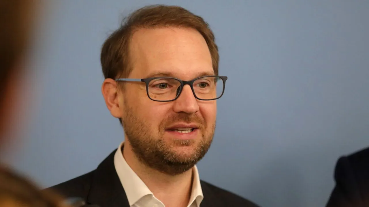 Fritz și-a luat asistent virtual bazat pe inteligență artificială. Cu ce se ocupă Timi