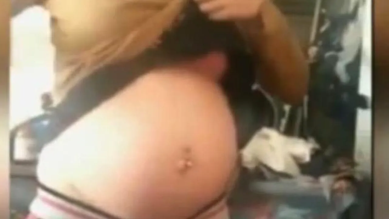 VIDEO. O britanică, anchetată după ce și-a lovit burta cu un ciocan în timp ce era însărcinată