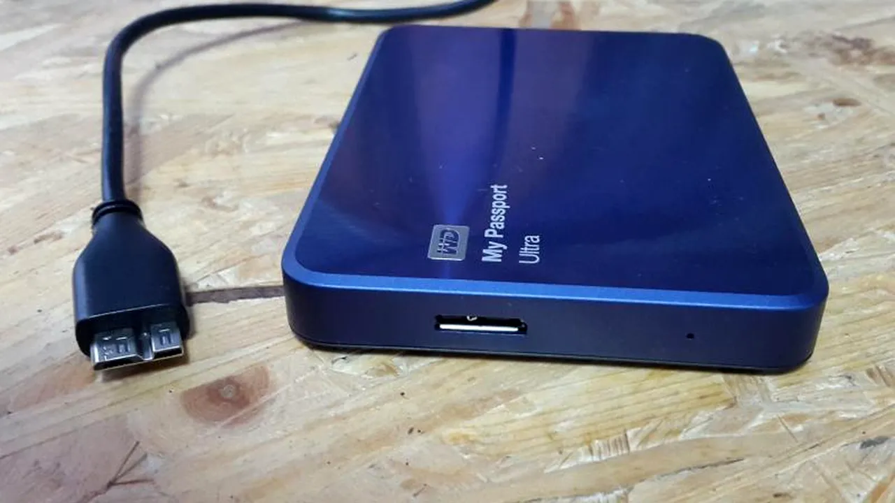 REVIEW WD My Passport Ultra Metal Edition - Hard disk extern rapid, cu design reușit și software util