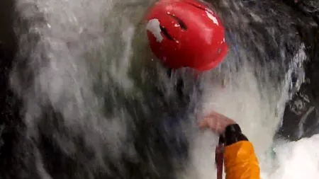 Operațiune spectaculoasă de salvare a unui bărbat prins între două stânci. VIDEO